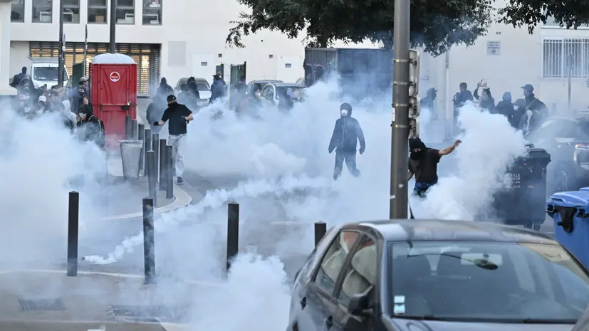 Перекрытые дороги, заблокированные школы и пожары: во Франции проходят масштабные протесты из-за мер жёсткой экономии