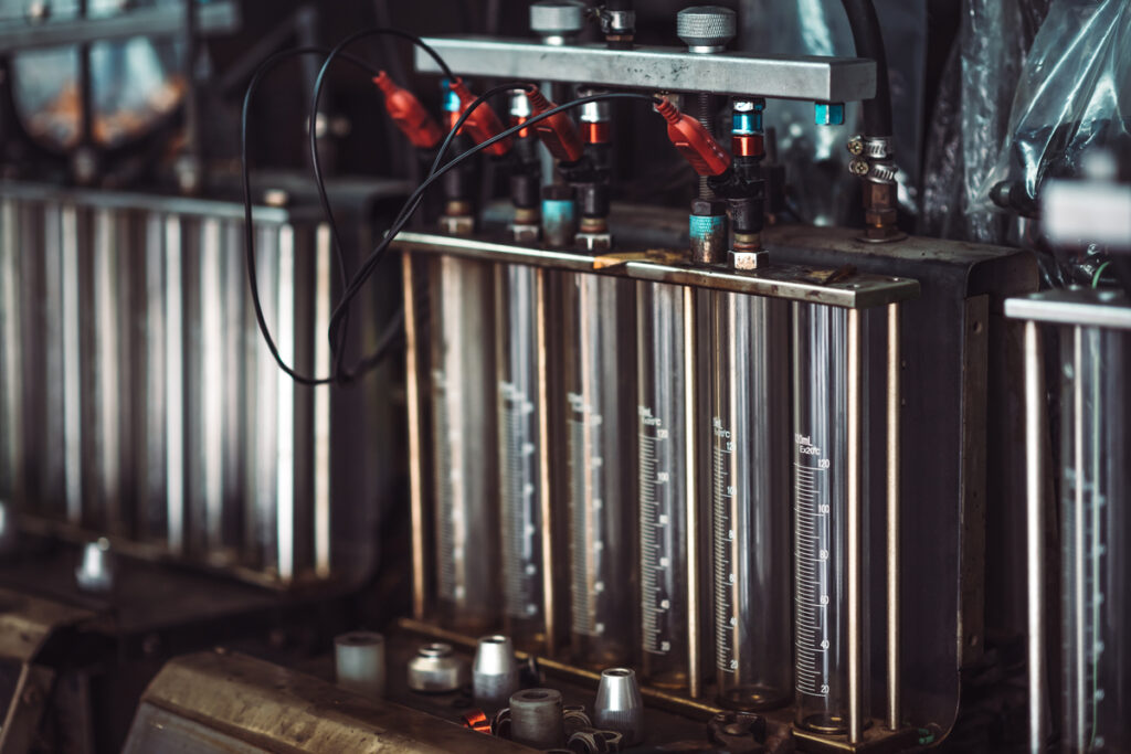 Физический прибор с подключёнными крокодилами