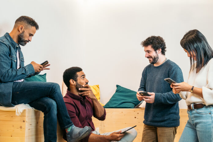 Business Community A Photo of the Collaborative Work Environment Группа людей общается