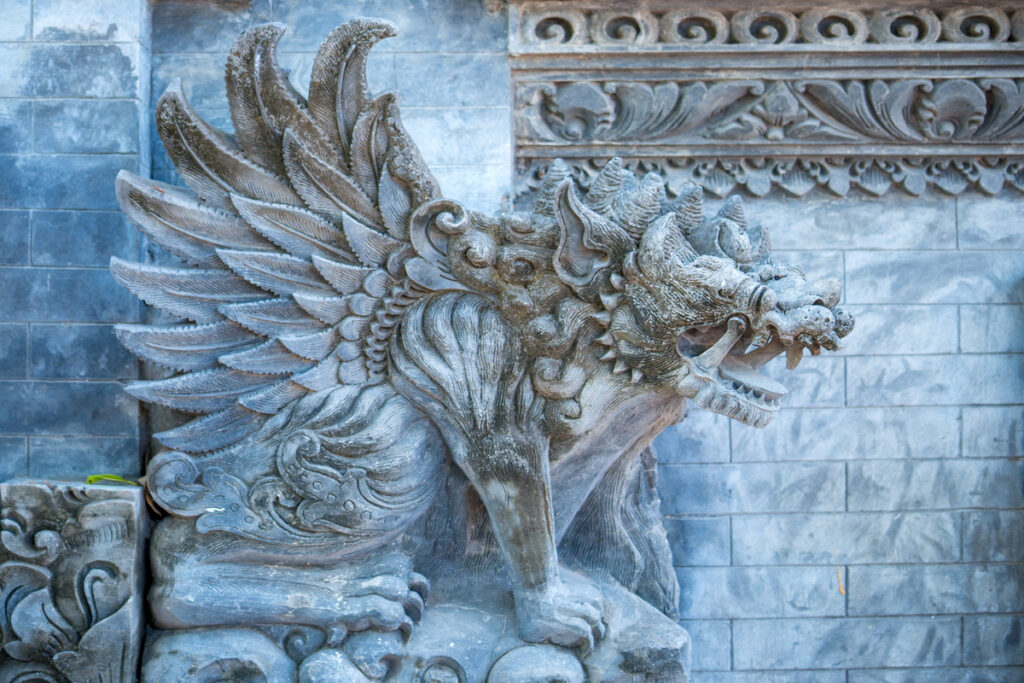 Каменная скульптура на входной двери