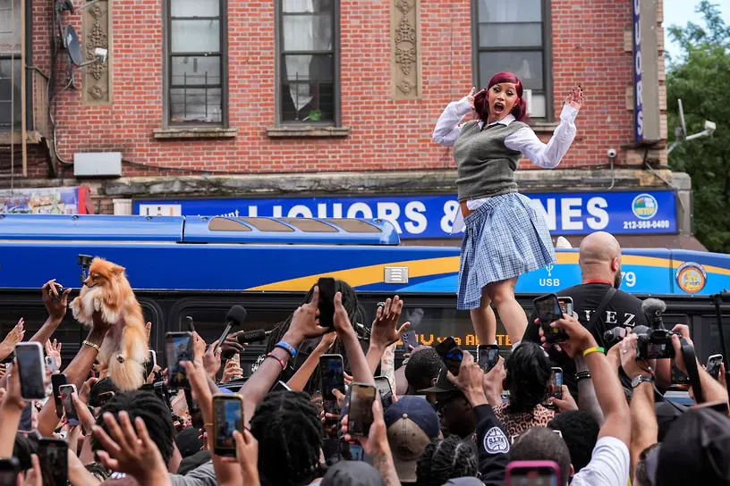 Карди Би на мероприятие в поддержку предстоящего альбома «Am I the Drama?» в Нью-Йорке, 2025