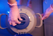 Операция, которая может открыть путь к вечной жизни Лабораторный ученый использует криогенный контейнер