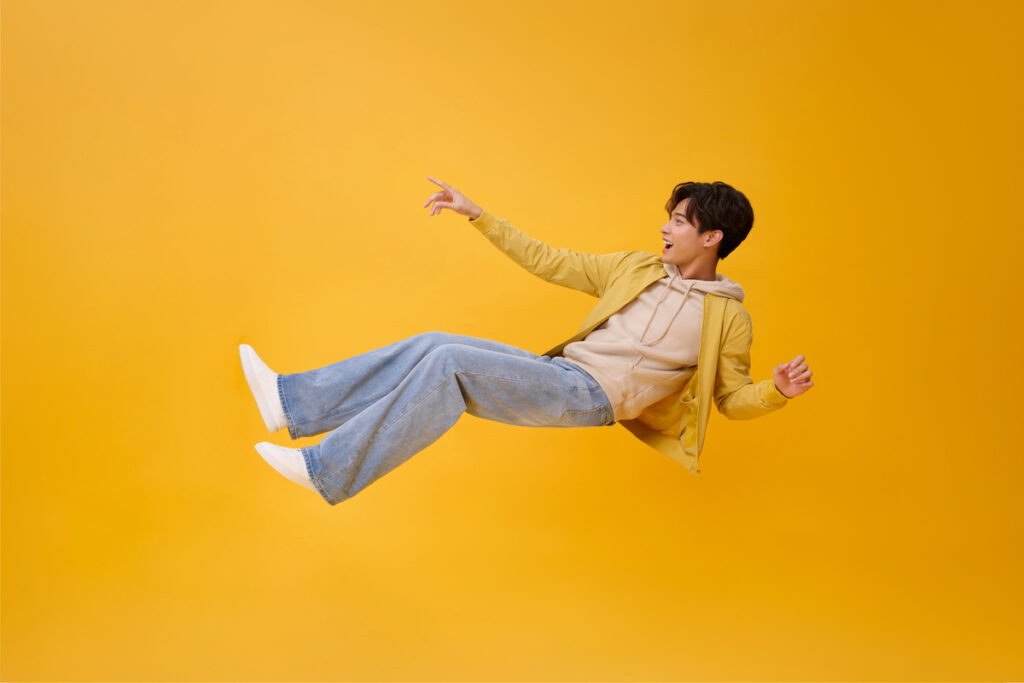 Мужчина плавает в воздухе