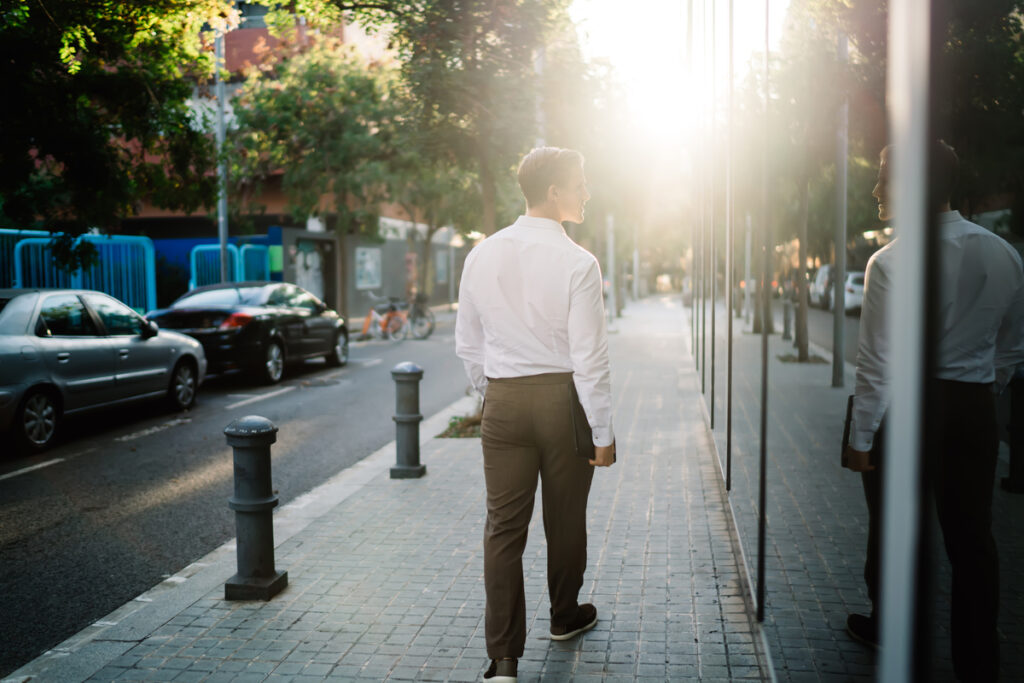 Мужчина прогуливается по улице