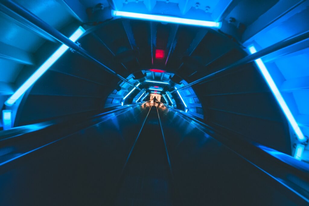 Неоновый футуристичный туннельный эскалатор