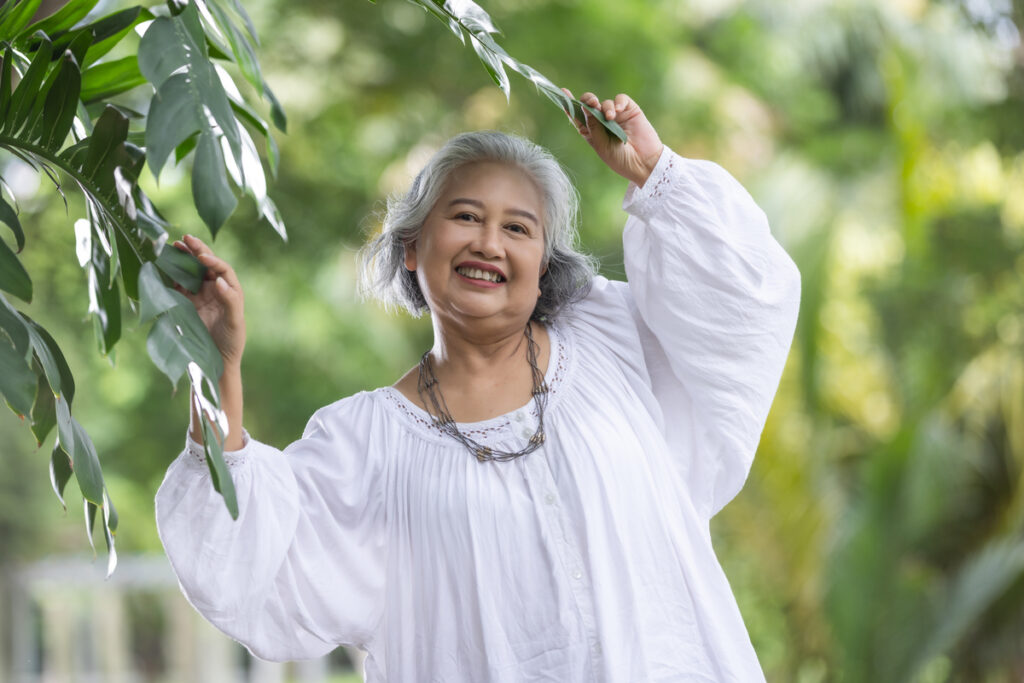 Пожилая женщина улыбается