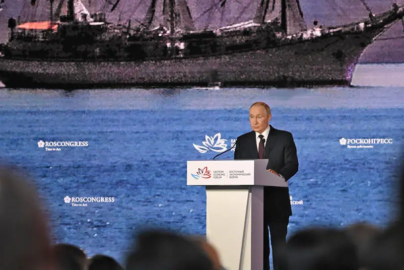 Владимир Путин во время выступления на пленарном заседании