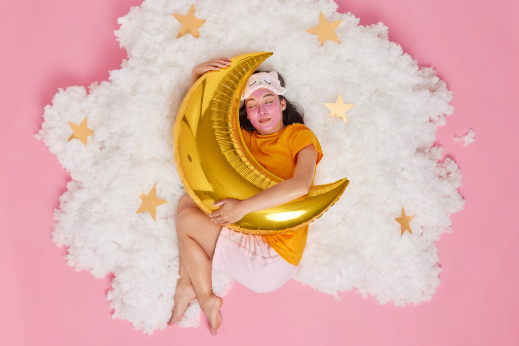 Расслабленная девушка спокойно спит на облаке из ваты