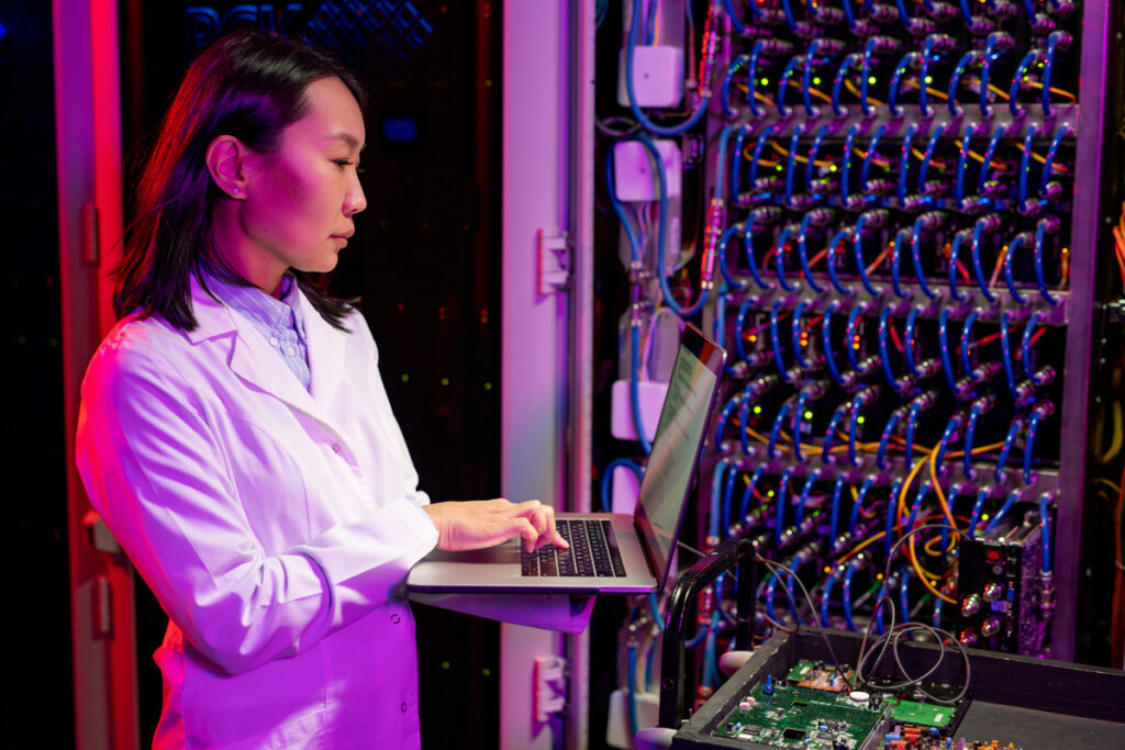 Сетевой инженер анализирует данные