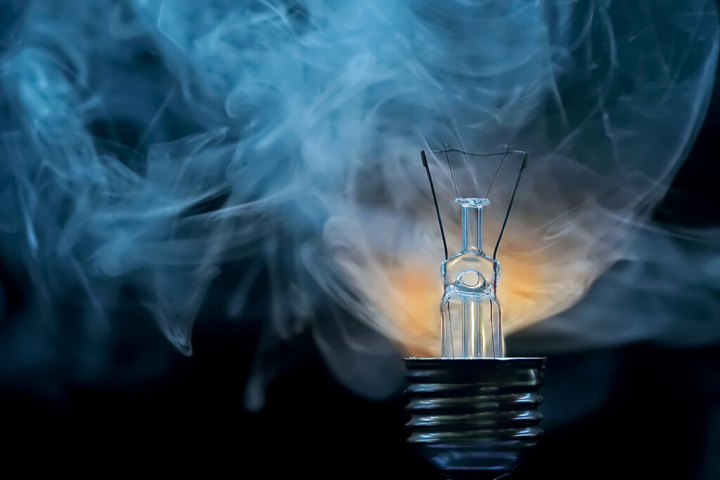 Сломанная лампочка и пар