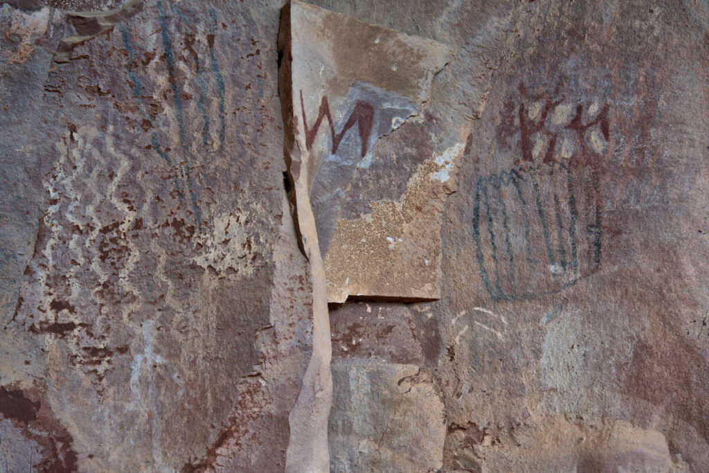 Следы рисунков на стене