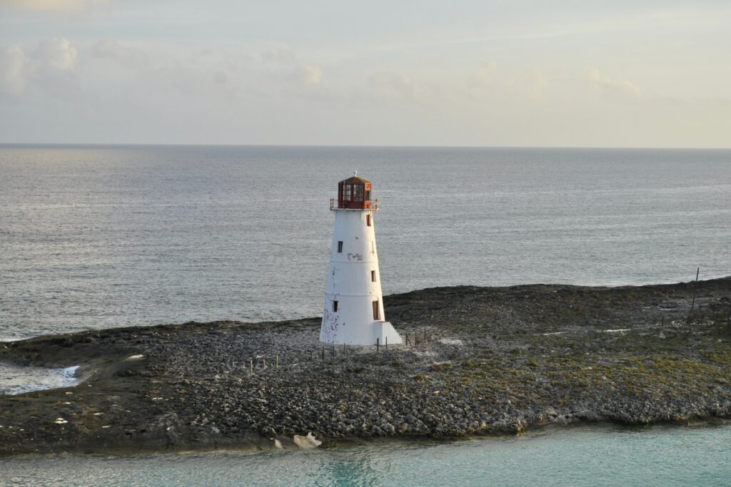 Суровый скалистый берег с маяком
