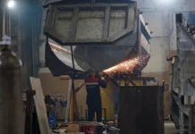 Владимир Ефимов и Максим Ликсутов открывают новый автозавод в Москве vladimir efimov i maksim liksutov otkryvayut novyj avtozavod v moskve-pux-su-0