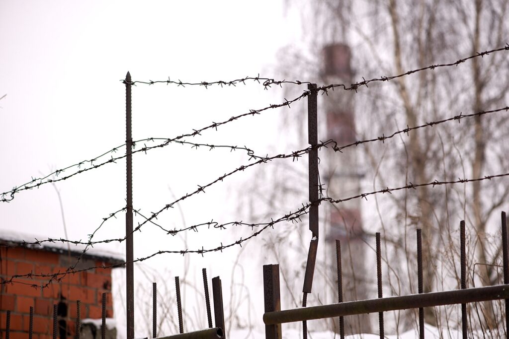 Забор с колючей проволокой