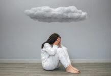 Женщина сидит под темным облаком