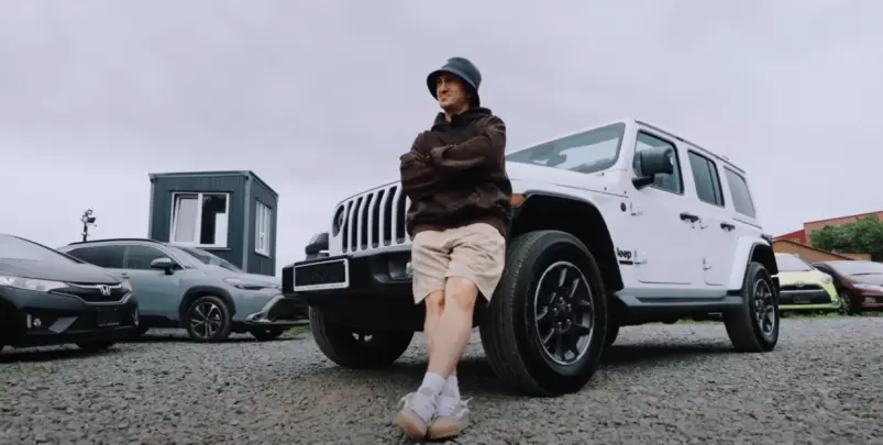 Комику Дорохову во Владивостоке подарили автомобиль стоимостью более 3 млн Скриншот видео из соцсетей Дениса Дорохова