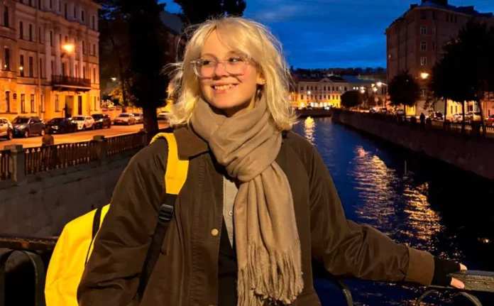 diana loginova zaderzhana v peterburge posle ispolneniya pesen i monetochki-pux-su-0