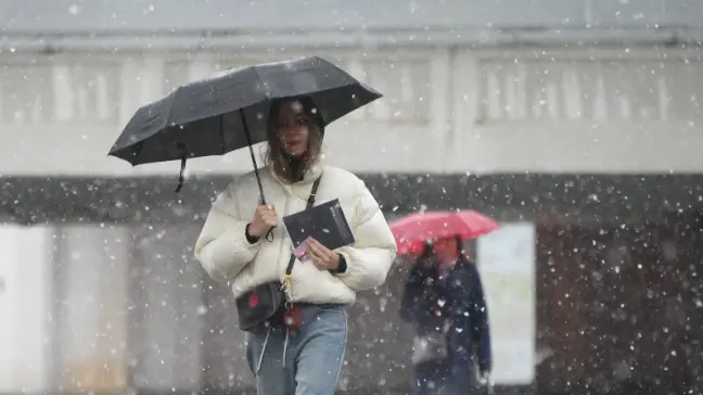 Студентка Влада Петрова попала под дождь с мокрым снегом