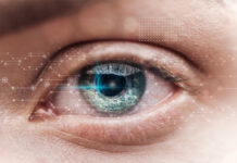 Бионический глаз, который может управлять реальностью Крупный план зеленого глаза человека с иллюстрацией данных