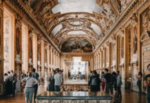 Лувр вновь открывает двери, Макрон сохраняет Лоранс де Кар и усиливает безопасность luvr vnov otkryvaet dveri makron sohranyaet lorans de kar i usilivaet bezopasnost-pux-su-0