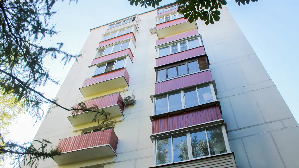 В двух жилых домах в районе Черемушки в 2025 году завершили замену всего лифтового оборудования с расширением дверных проемов