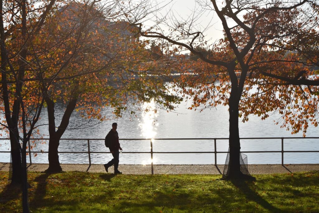 Мужчина гуляет по набережной