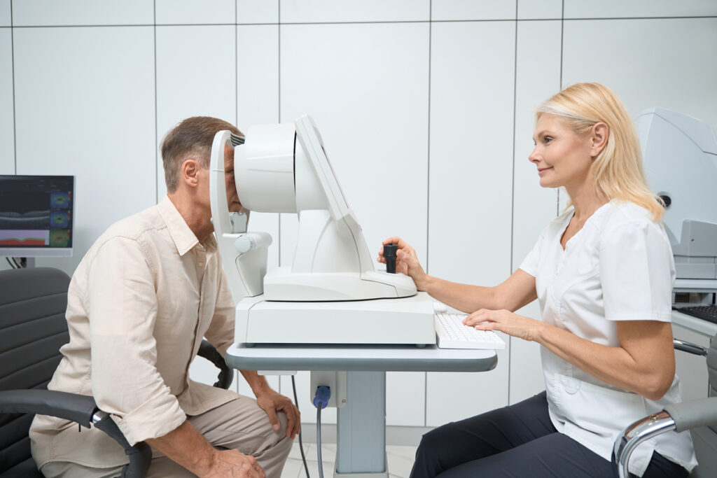 Мужчина проходит лечение у офтальмолога