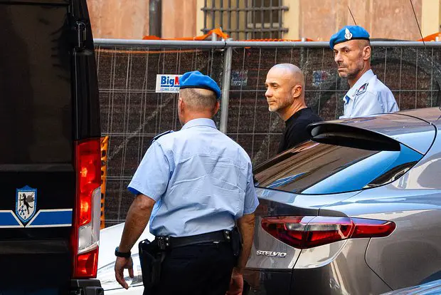 Сергей Кузнецов (в центре)