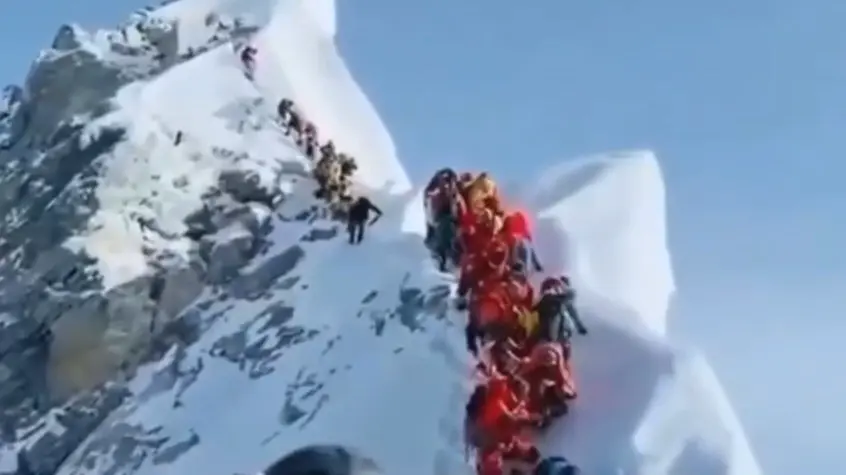 Около тысячи человек не могут спуститься со склона Эвереста из-за снегопада