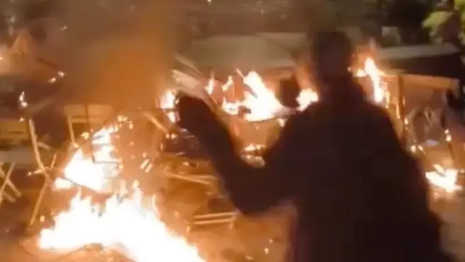 Протестующие жгут самодельные ограждения, чтобы преградить путь силовикам | Источник: «Раньше всех. Ну почти» / Telegram