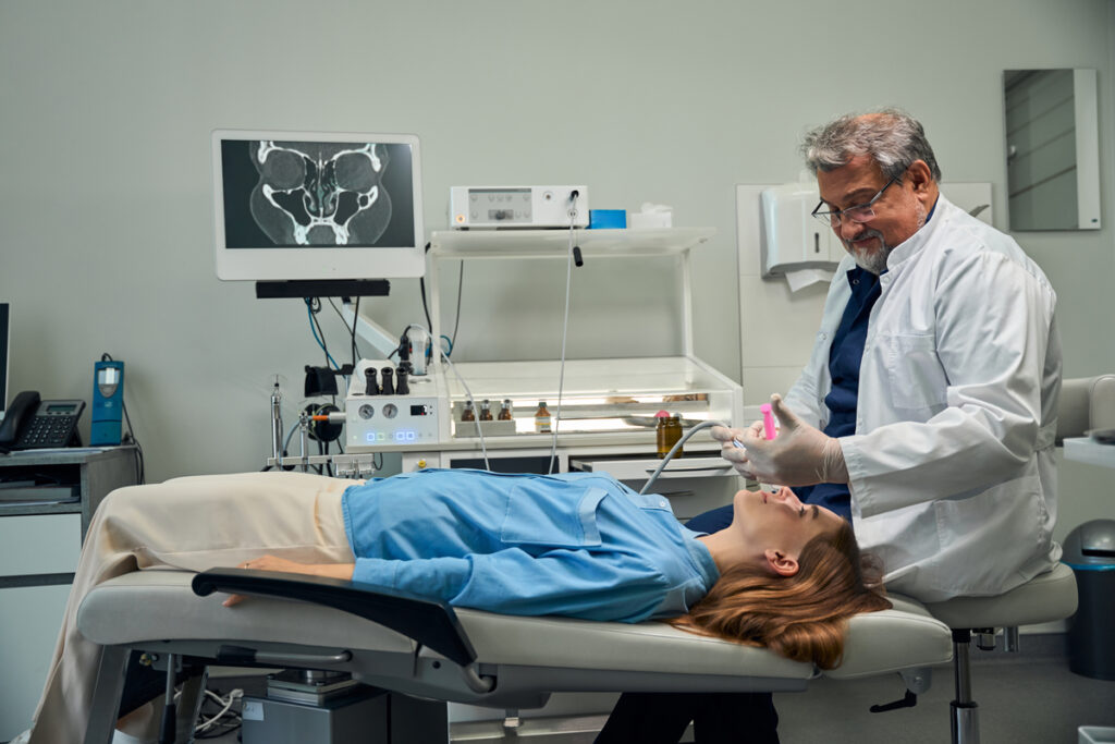 Врач проводит процедуру на пациенте