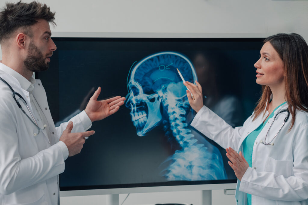 Врачи обсуждают рентгеновское изображение черепа и мозга