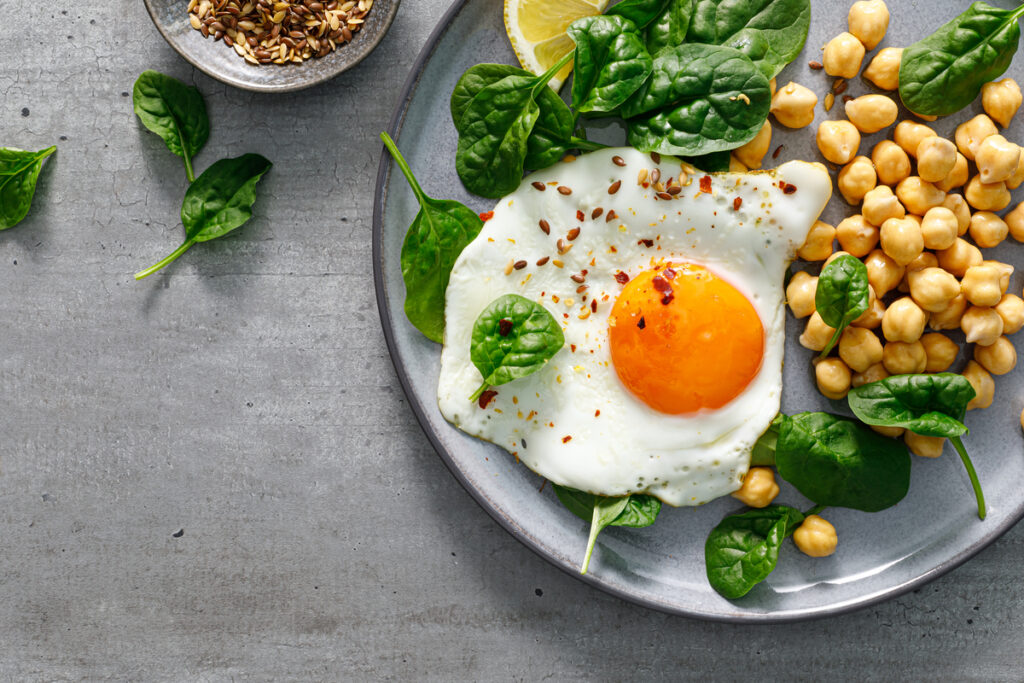Жареные яйца, вареный нут и свежий шпинат