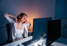 Как сохранить зрение в эпоху перенапряжения Женщина, потягивающаяся за столом