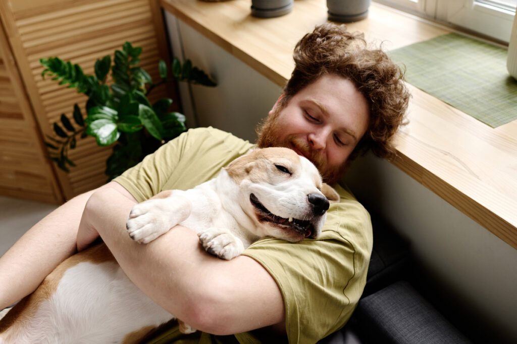 Мужчина в постели со своей собакой