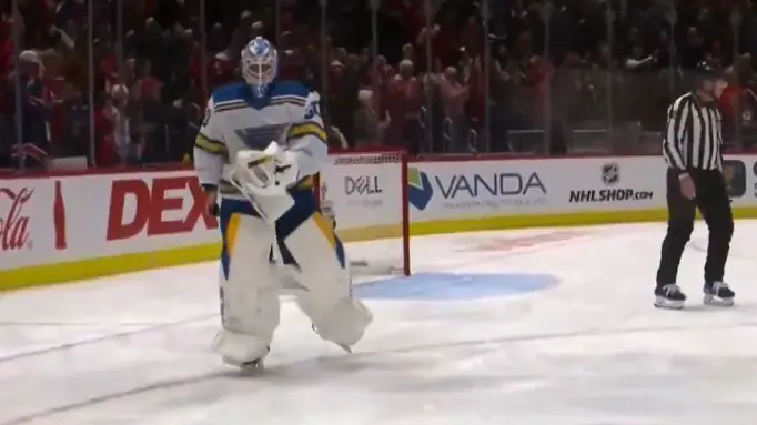 Появились кадры, как вратарь «Сент-Луиса» пытается украсть юбилейную шайбу Овечкина