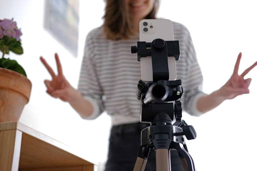Блогер снимает видео для своего блога