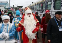 Дед Мороз отправляется в волшебное путешествие с поездом РЖД для детей России ded moroz otpravlyaetsya v volshebnoe puteshestvie s poezdom rzhd dlya detej rossii-pux-su-0
