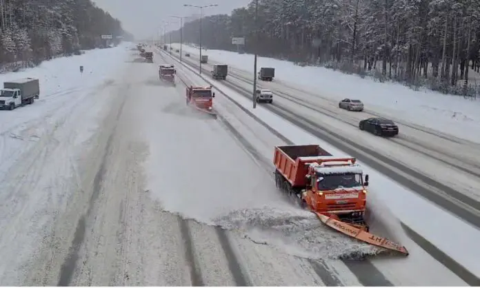 Денис Паслер сообщает о привлечении более 200 единиц техники Уралуправтодором-0