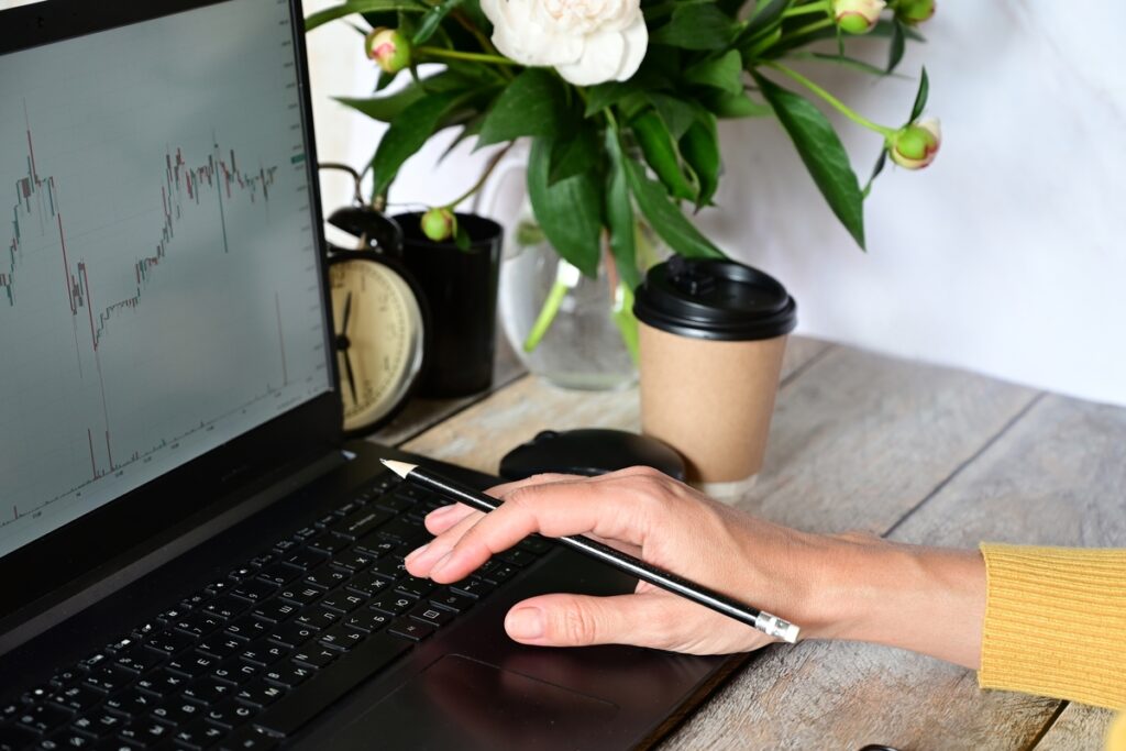 Девушка смотрит графики на компьютере