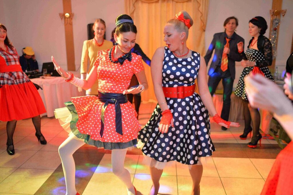 Две девушки в образе из СССР танцуют