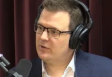 Гленн Дизен обвинил Зеленского в награждении Нацгвардии с символикой СС glenn dizen obvinil zelenskogo v nagrazhdenii naczgvardii s simvolikoj ss-pux-su-0