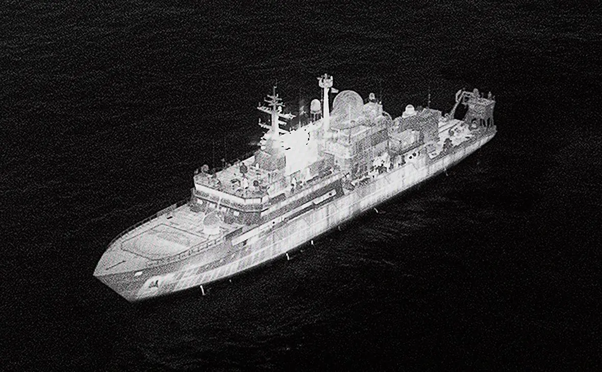 Судно  Янтарь  ( Stefan Rousseau / Reuters)