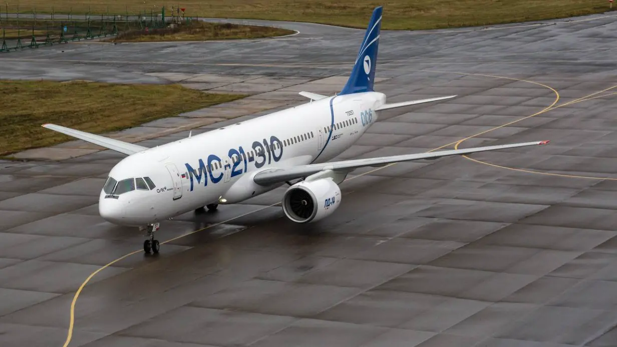 Второй импортозамещенный самолет МС-21 пролетел почти через всю Россию