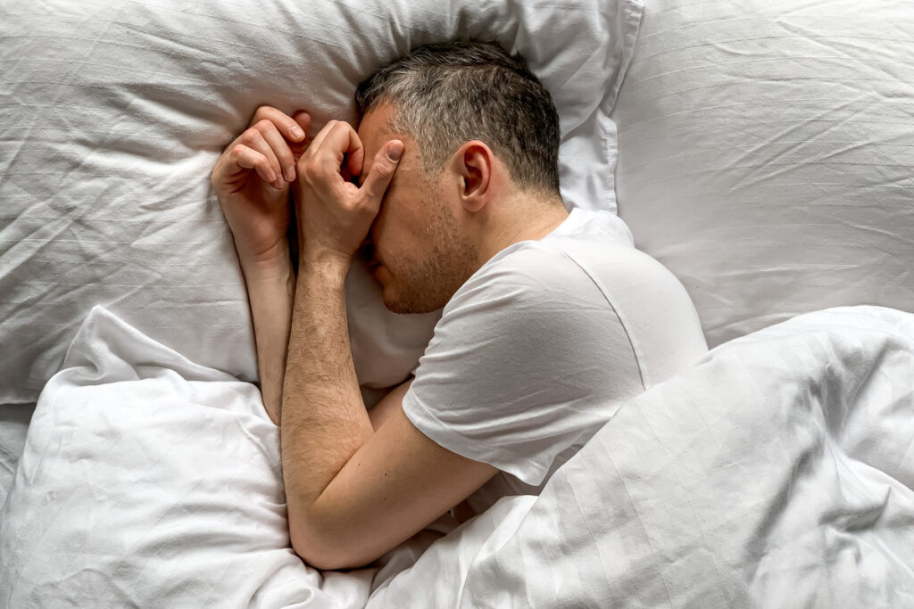 Мужчина мучается бессонницей