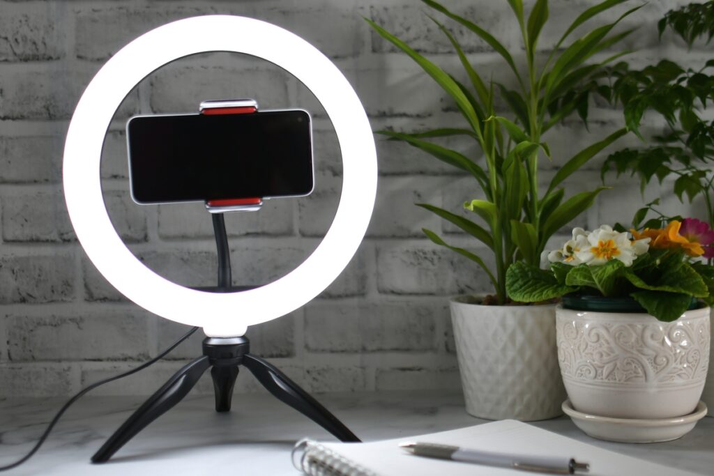 Настольная кольцевая лампа телефоном