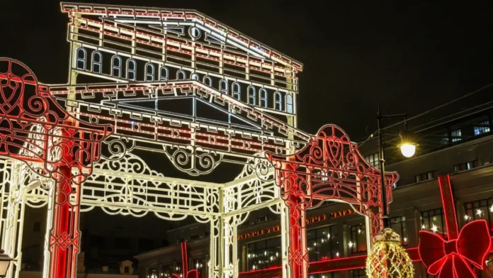 novogodnyaya arka na kuzneczkom mostu stanet yarkim podarkom moskve ot ao oek-pux-su-0