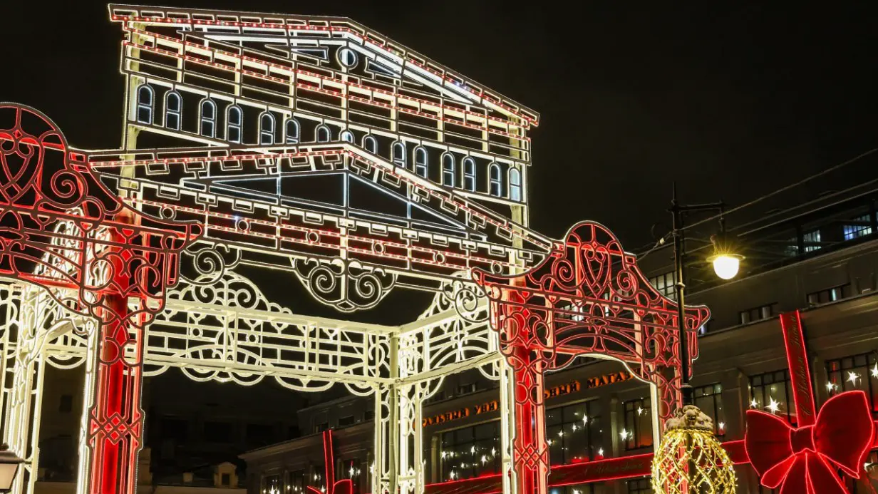 Монтаж новогодней арки завершился на Кузнецком мосту