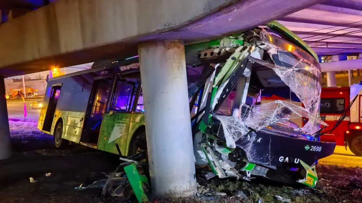 Автобус в Челябинске врезался в опору моста, 12 человек пострадали