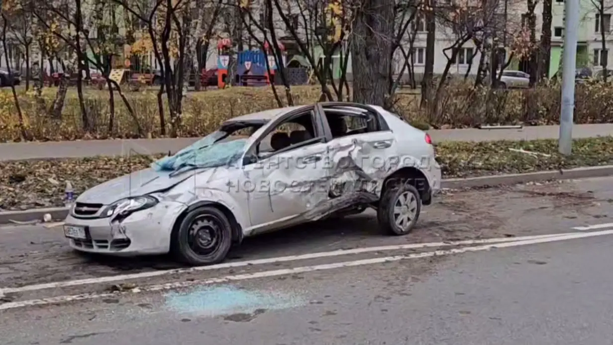 Автомобиль въехал в столб и перевернулся на бок посреди дороги на востоке Москвы